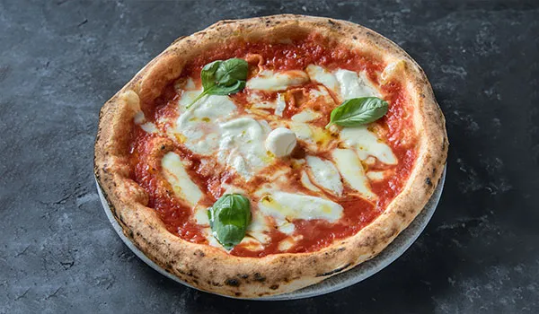 pizza mozzarella bufala con vino