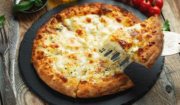pizza formaggi con vino