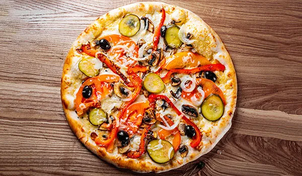pizza rustica con vino